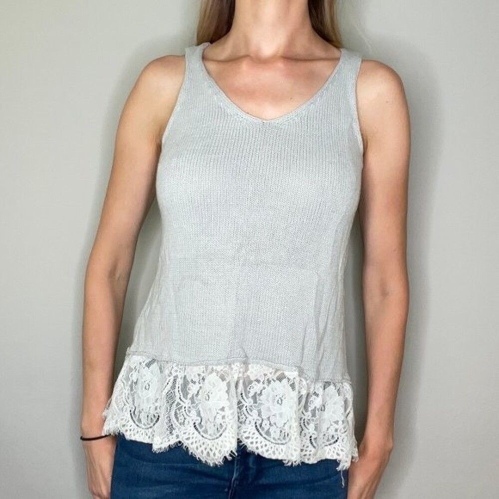 Cloud Chaser Women’s Knit Tank Top Lace Hem Gray White Small